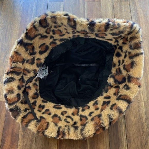 Jessica Simpson Women’s Adjustable-Fit Faux Fur Bucket Hat Leopard - Picture 4 of 7